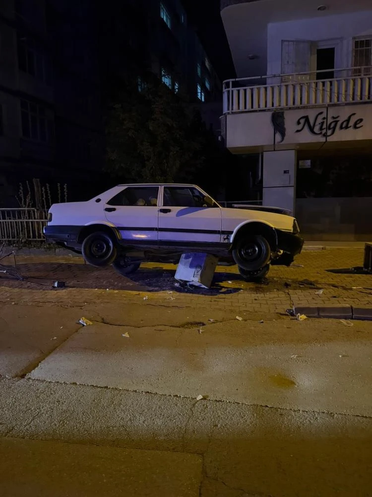 Niğde’de trafoya çarpan sürücü yara almadan kurtuldu