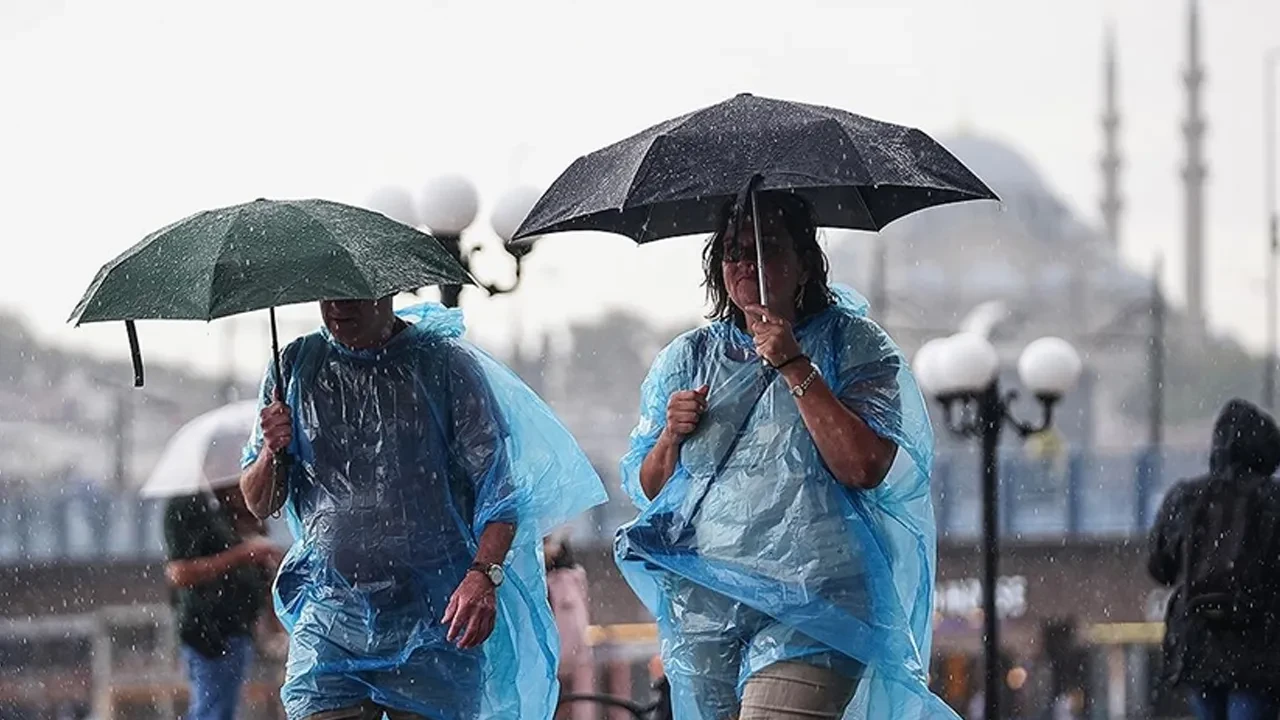İstanbul'da sağanağa kısa bir ara! AKOM tarih verdi: Kara bulutlar geri gelecek