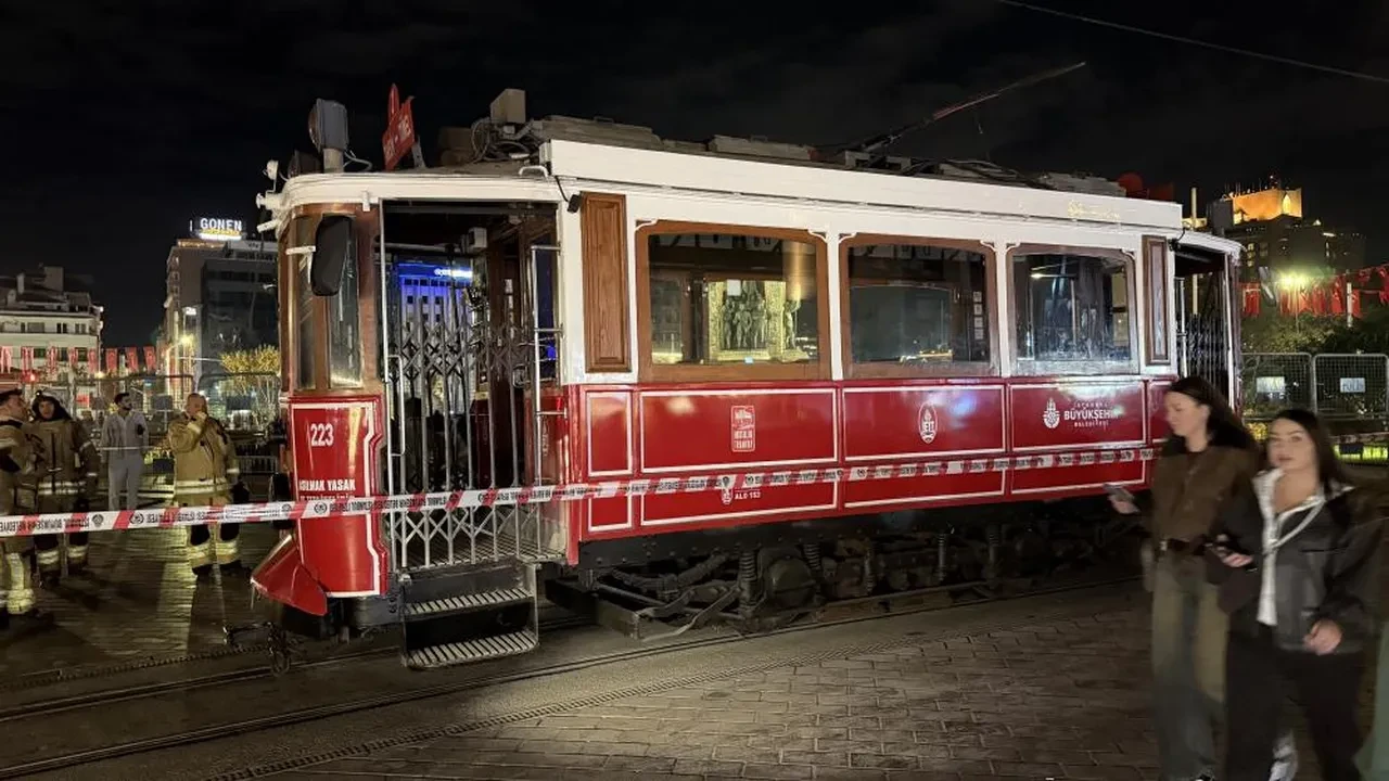 İstiklal Caddesi'ndeki nostaljik tramvayda korku dolu anlar! Birden dumanlar yükseldi