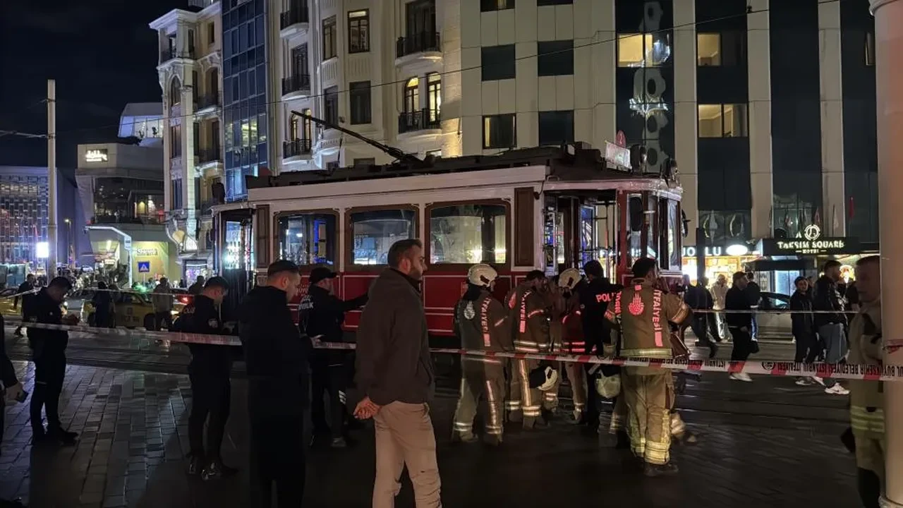 İstiklal Caddesi'ndeki nostaljik tramvayda korku dolu anlar! Birden dumanlar yükseldi