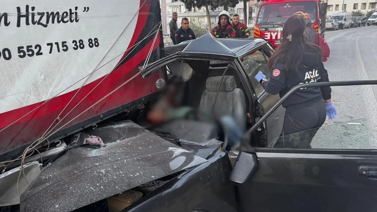 Kamyonete ok gibi saplandı! Görüntüler dehşete düşürdü: Ölü ve yaralılar var