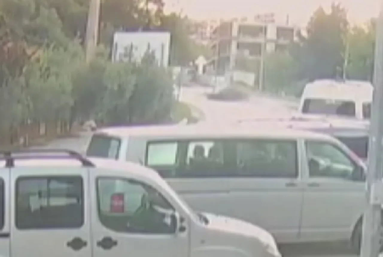 Kamyonete ok gibi saplandı! Görüntüler dehşete düşürdü: Ölü ve yaralılar var