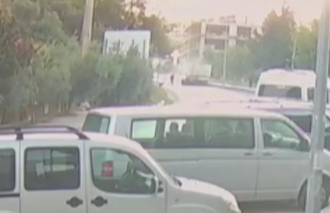 Kamyonete ok gibi saplandı! Görüntüler dehşete düşürdü: Ölü ve yaralılar var