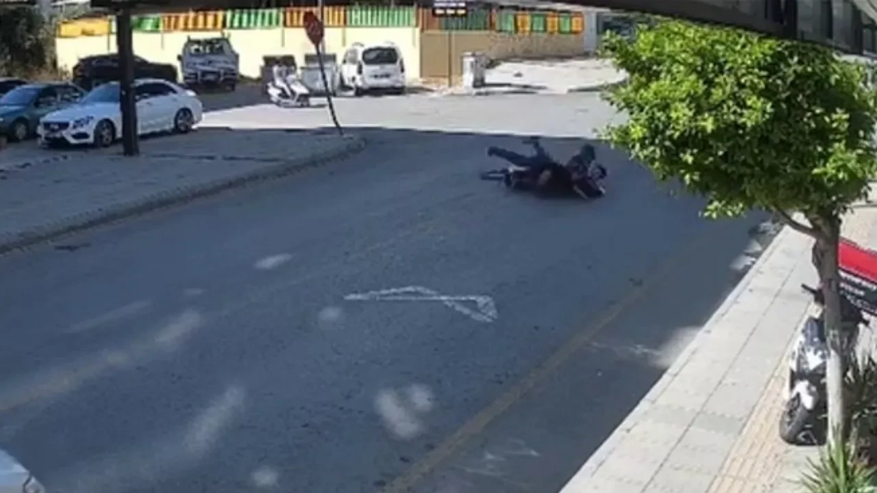 Kaza anı kamerada: 4 kişinin bindiği motosiklete böyle çarptı
