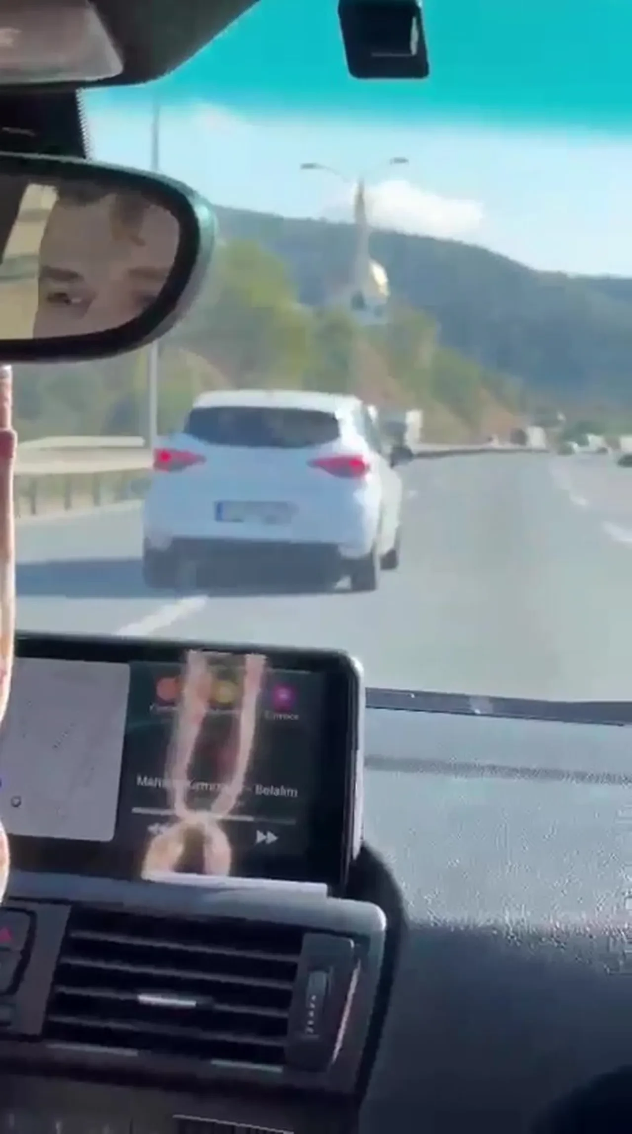 Kocaeli'de bebekli aileye dehşeti yaşattılar: Önlerine kırıp kaza yaptıran magandaların cezası kesildi