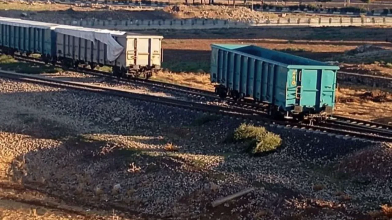 Kurtalan'da vagon raydan çıktı! Faciadan dönüldü