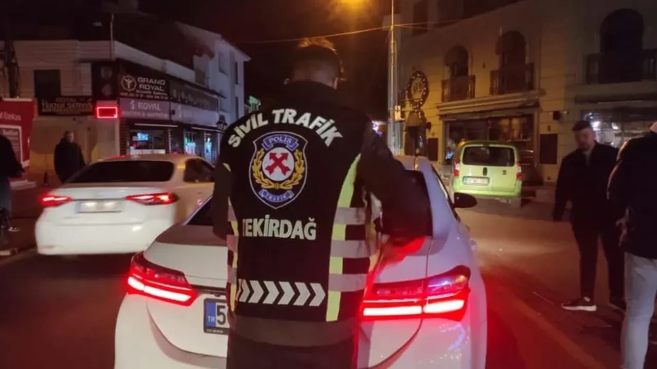 Sivil polisi vale sandı, kendi elleriyle kendini yakalattı