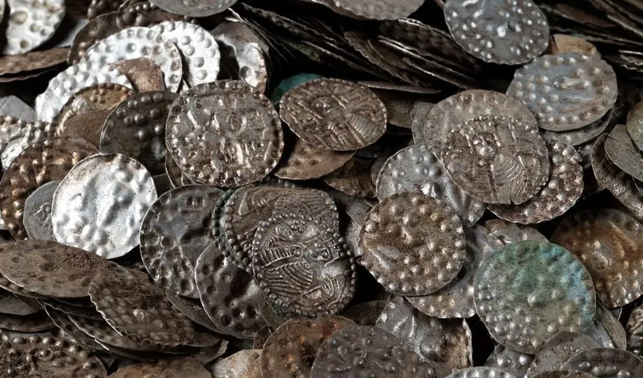 Solucan ararken devasa hazineyi keşfetti! Dev buluntuyu açınca gözlerine inanamadı