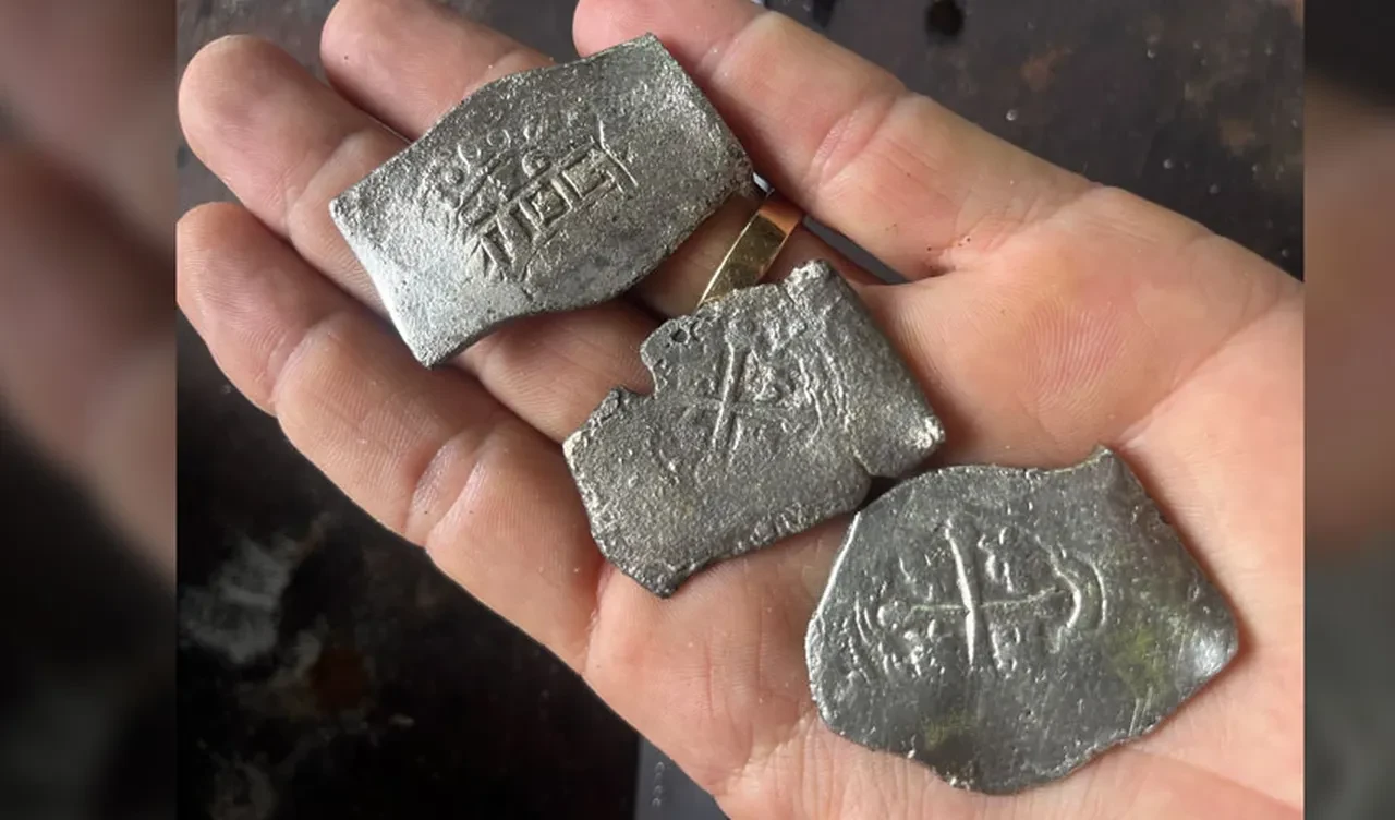 Solucan ararken devasa hazineyi keşfetti! Dev buluntuyu açınca gözlerine inanamadı