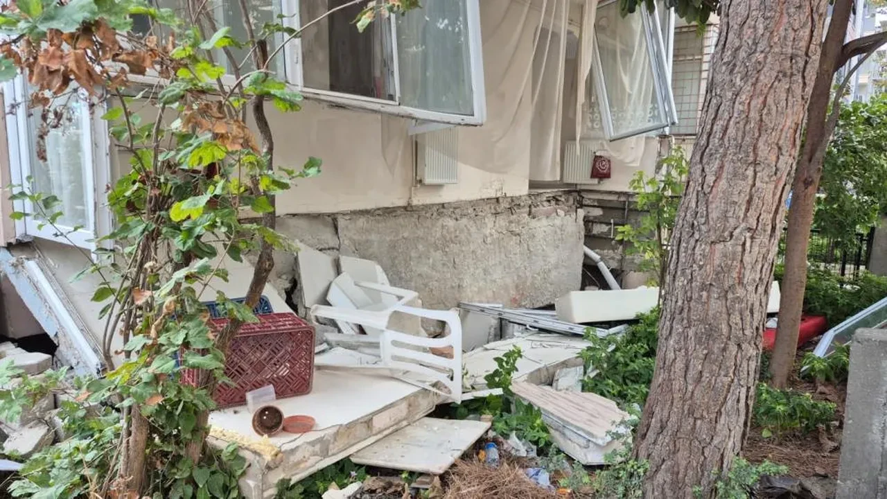 Tahliye kararı verilen 6 katlı binanın balkonu çöktü: 1 yaralı