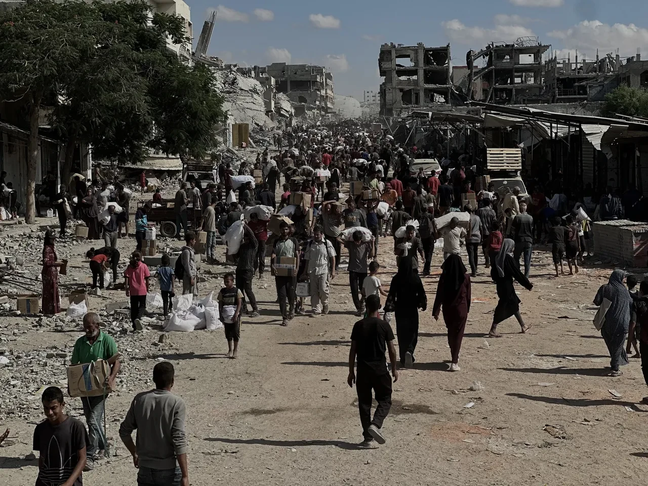 Yardım tırları Gazze'ye girmeye başladı: Filistinliler akın etti