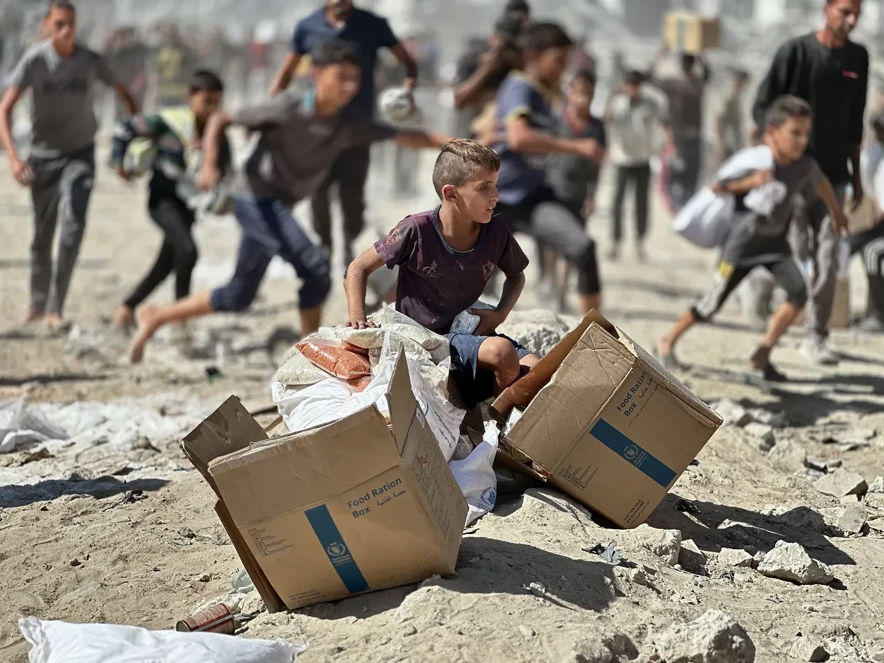 Yardım tırları Gazze'ye girmeye başladı: Filistinliler akın etti