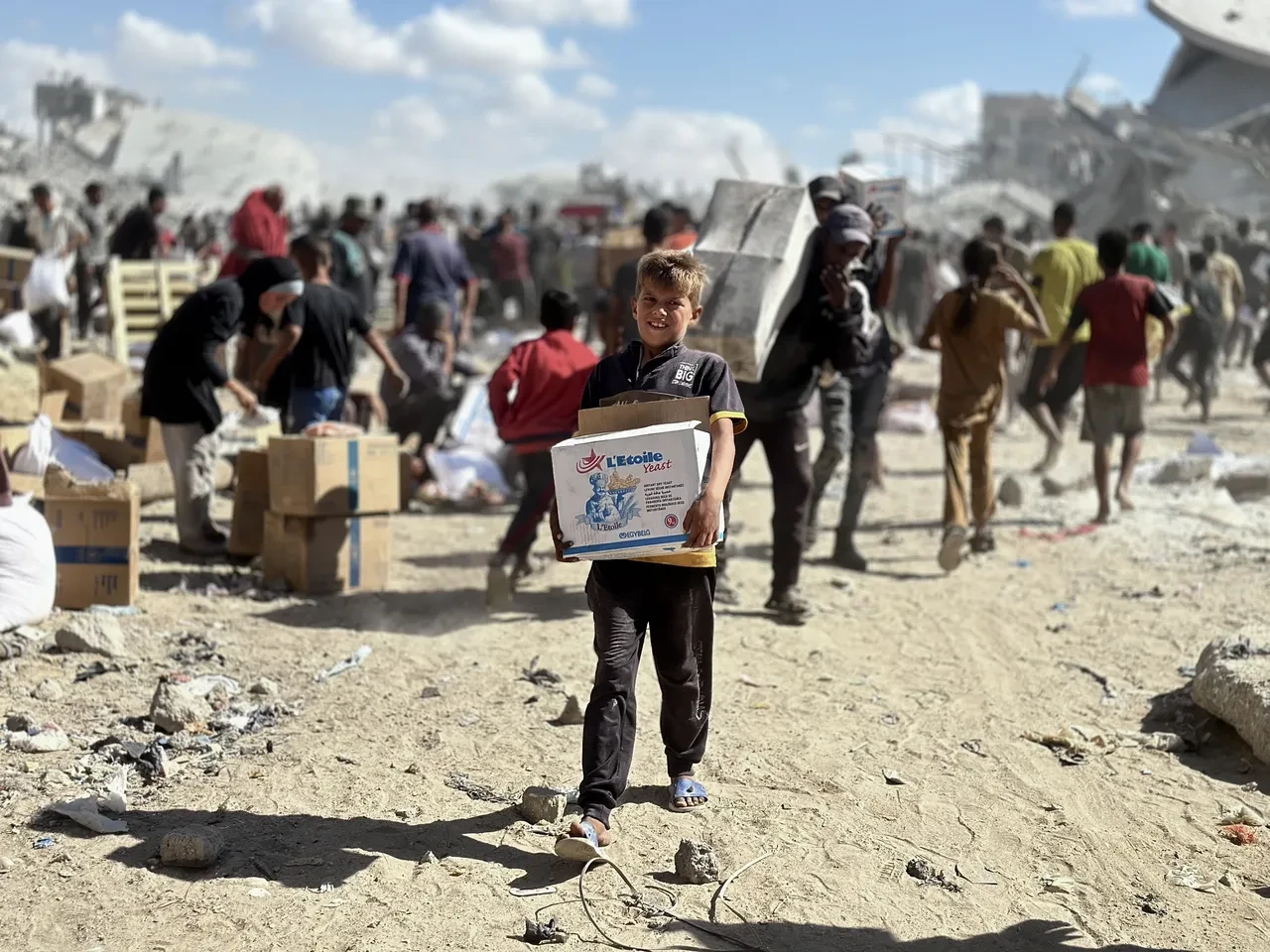 Yardım tırları Gazze'ye girmeye başladı: Filistinliler akın etti