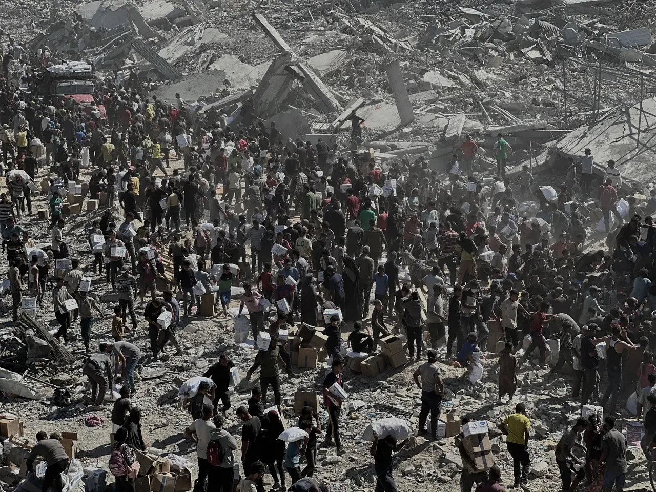 Yardım tırları Gazze'ye girmeye başladı: Filistinliler akın etti