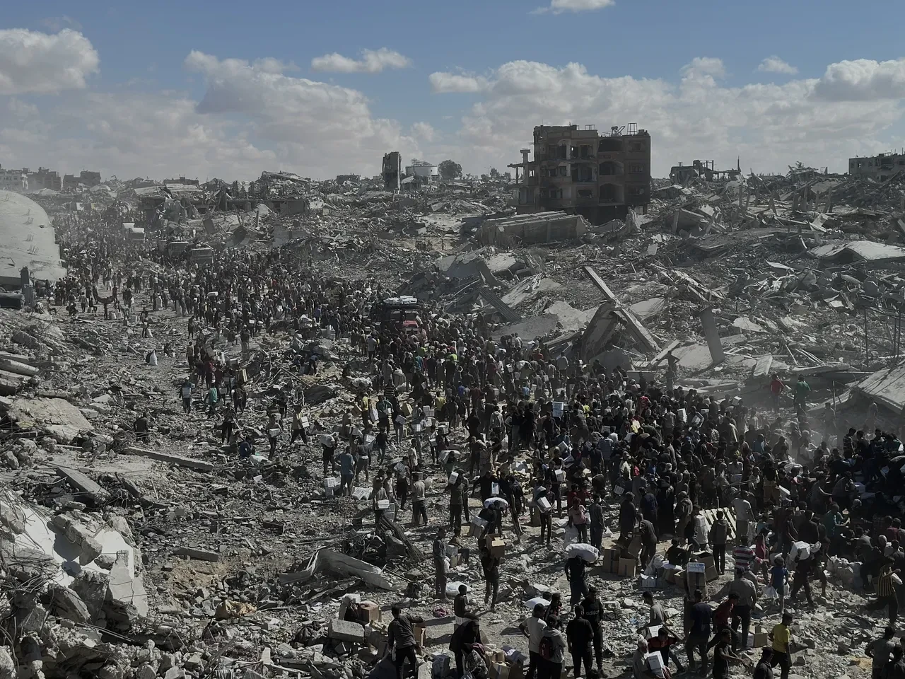Yardım tırları Gazze'ye girmeye başladı: Filistinliler akın etti