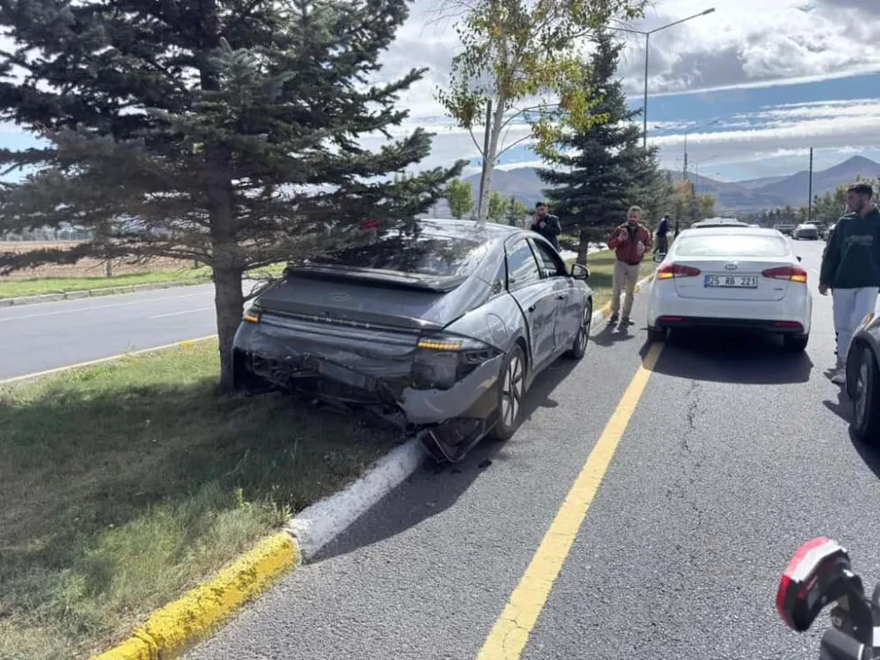Yavuz Ağıralioğlu'nun konvoyunda kaza! Anahtar Parti araçları birbirine girdi