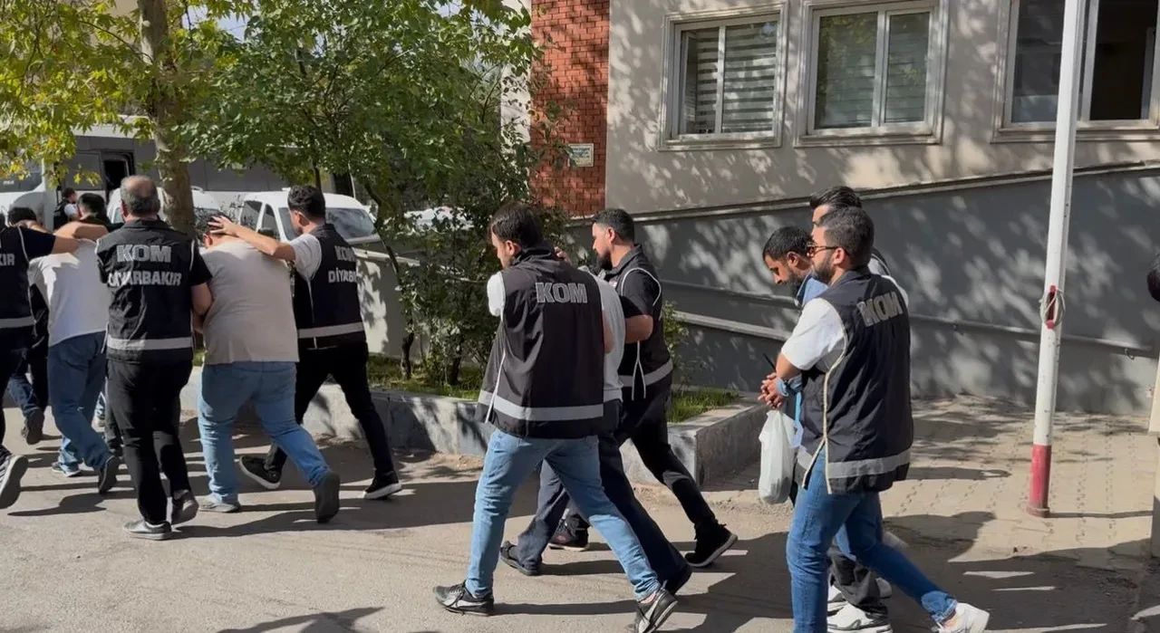 12 ilde silah kaçakçılığı operasyonu: Evden çıkanlar şoke etti 