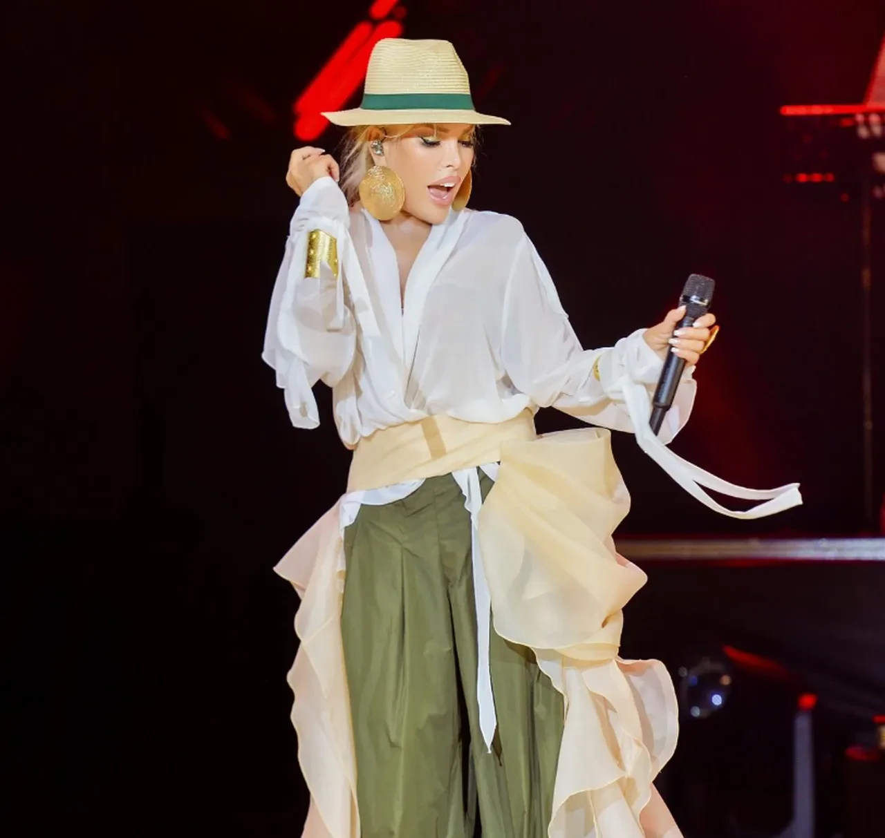 Ajda Pekkan sahnede espriyi patlattı: Evde kaldım 