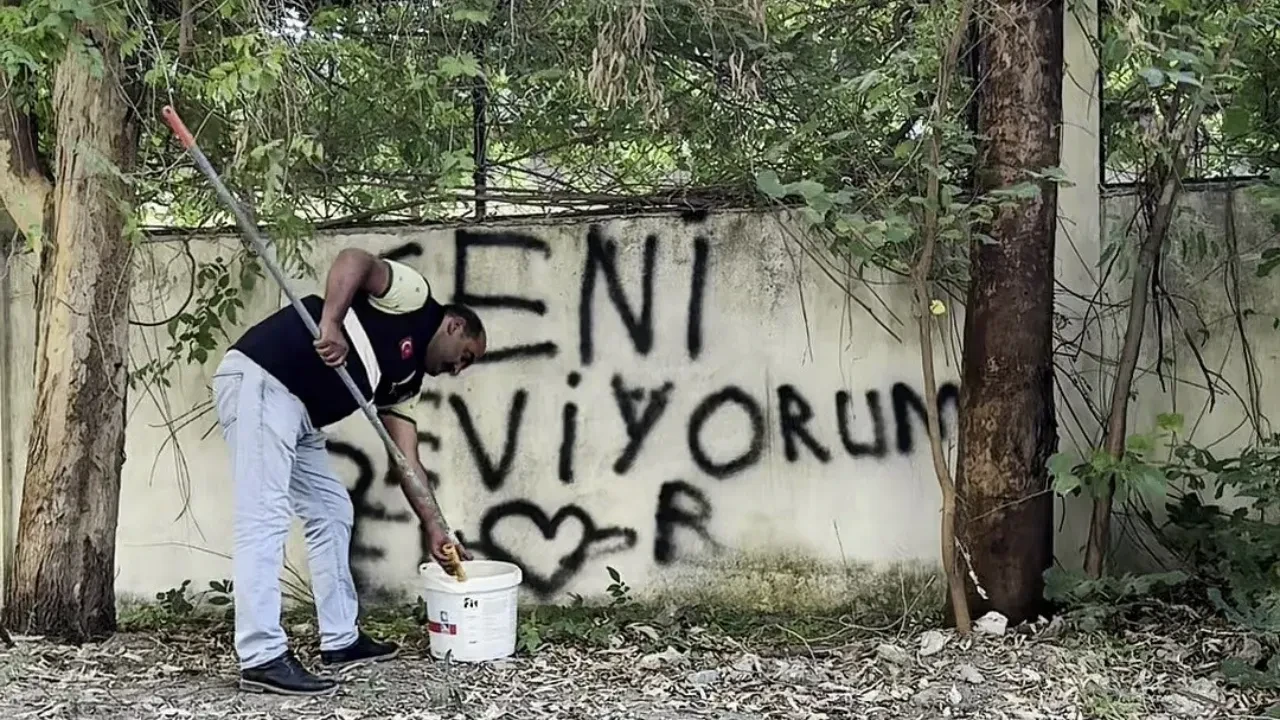 Aşkını duvara yazan vatandaşa, belediye görevlisinin mesajı: 'Seviyorsan konuş bence, çünkü biz siliyoruz'