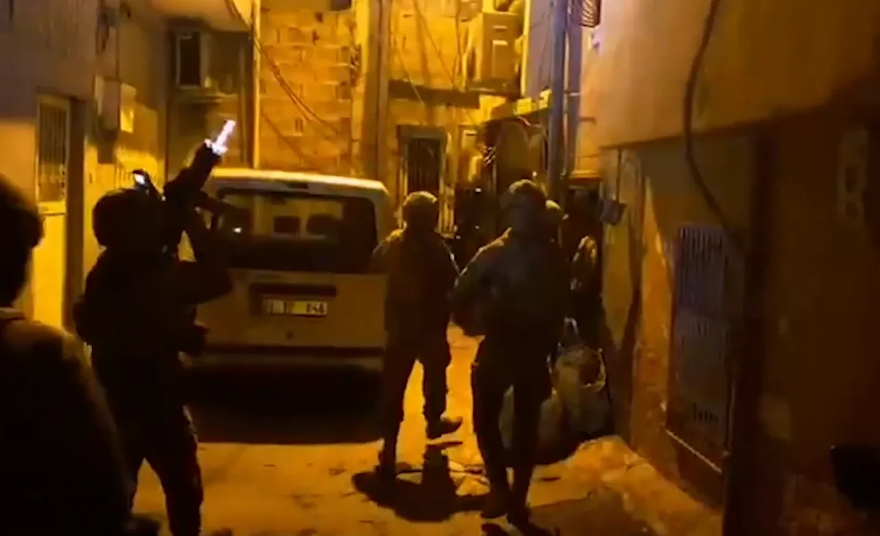 'Bayğaralar' suç örgütüne dev operasyon! 106 kişi enselendi