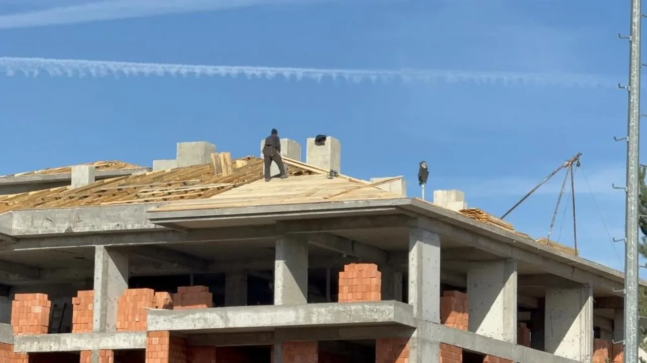 Çatıda tedbirsiz çalışan işçiler yürekleri ağza getirdi