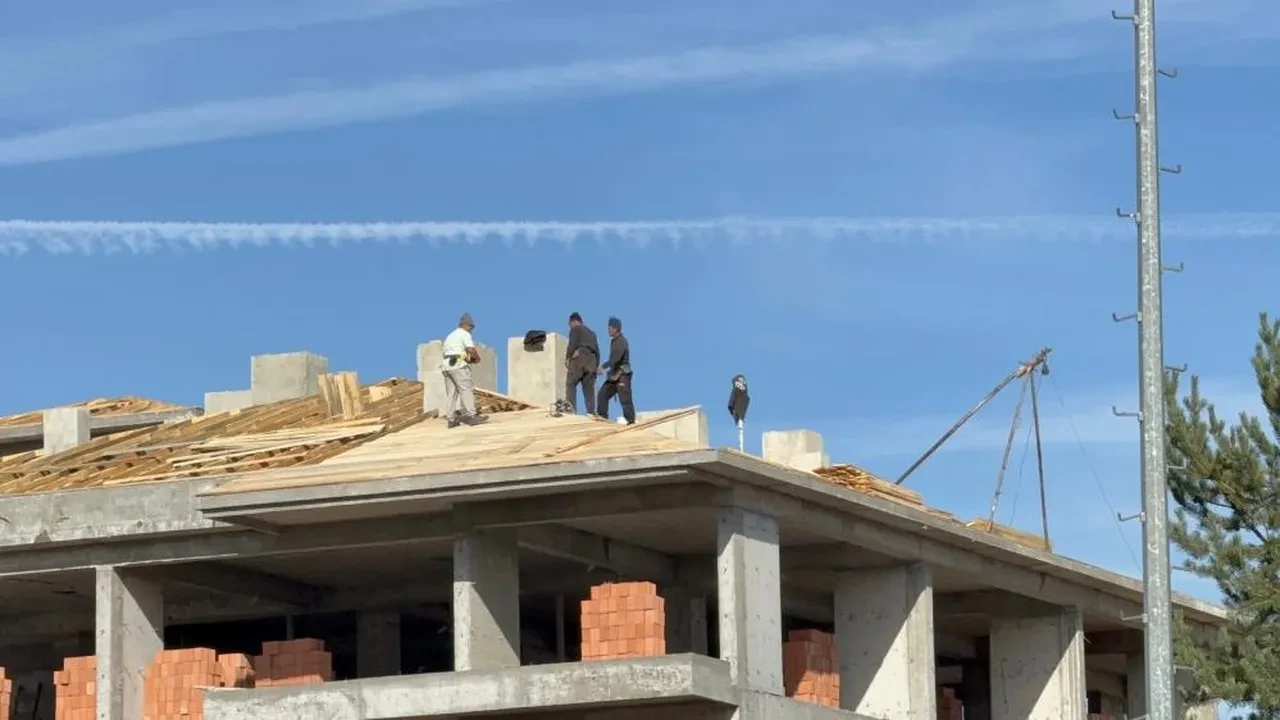 Çatıda tedbirsiz çalışan işçiler yürekleri ağza getirdi