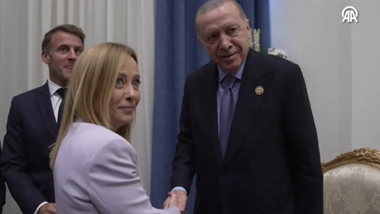 Cumhurbaşkanı Erdoğan ve Meloni arasında gülümseten diyalog: 'Sigarayı bıraktırmam lazım'