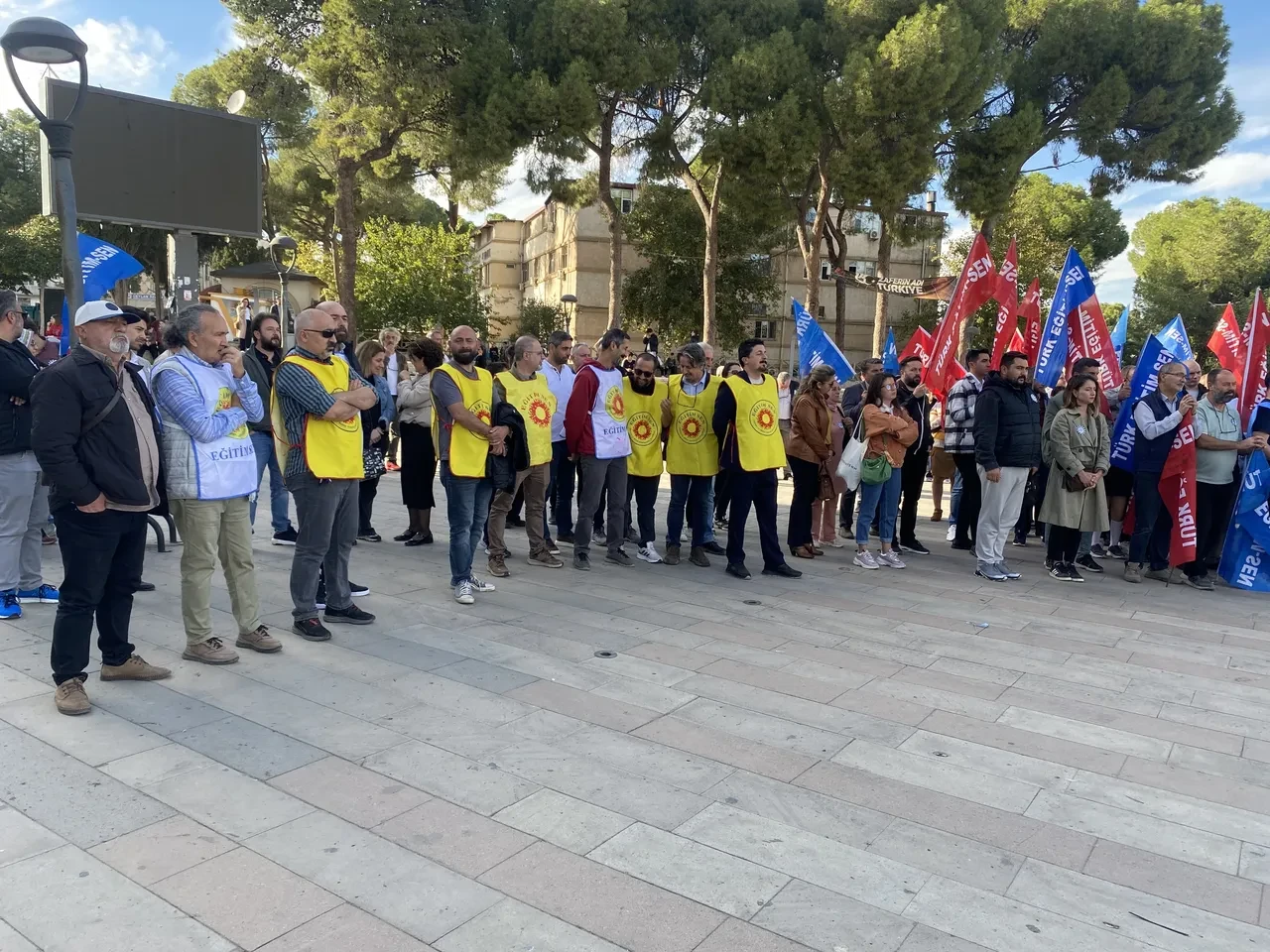 Dersi bozduğu için öğretmen uyardı, akrabalarını çağırıp saldırdı: Ceza kesildi