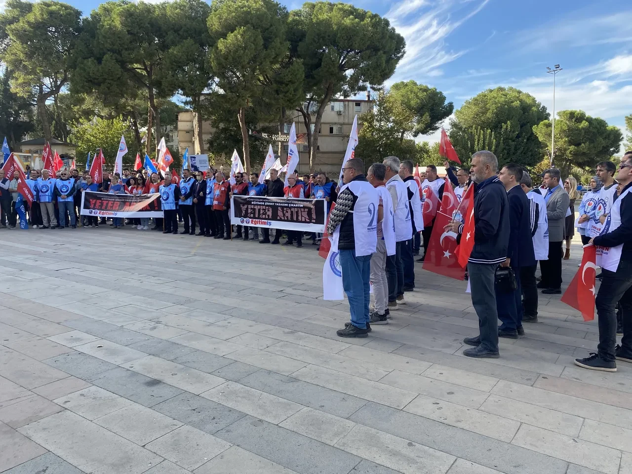 Dersi bozduğu için öğretmen uyardı, akrabalarını çağırıp saldırdı: Ceza kesildi