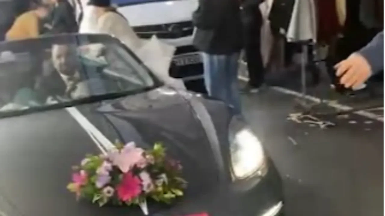 Gelin arabası yanlışlıkla pazara daldı: Bu kez bahşişten kaçmak zor oldu