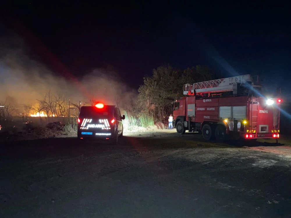 Serik’te yol kenarında çıkan yangında sürücüler zor anlar yaşadı