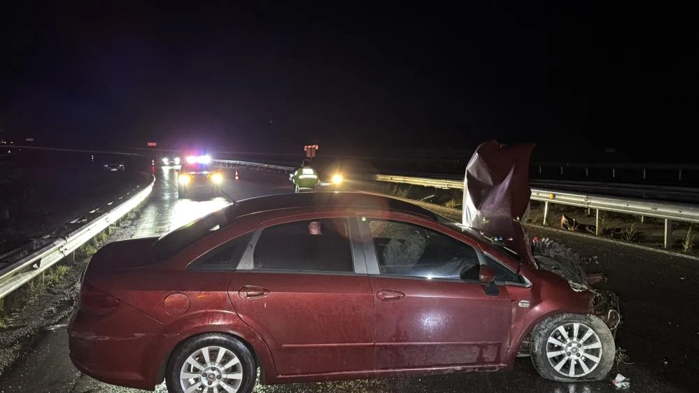 Düzce’de yağmur kazası: Sürücü bariyerlere savruldu!