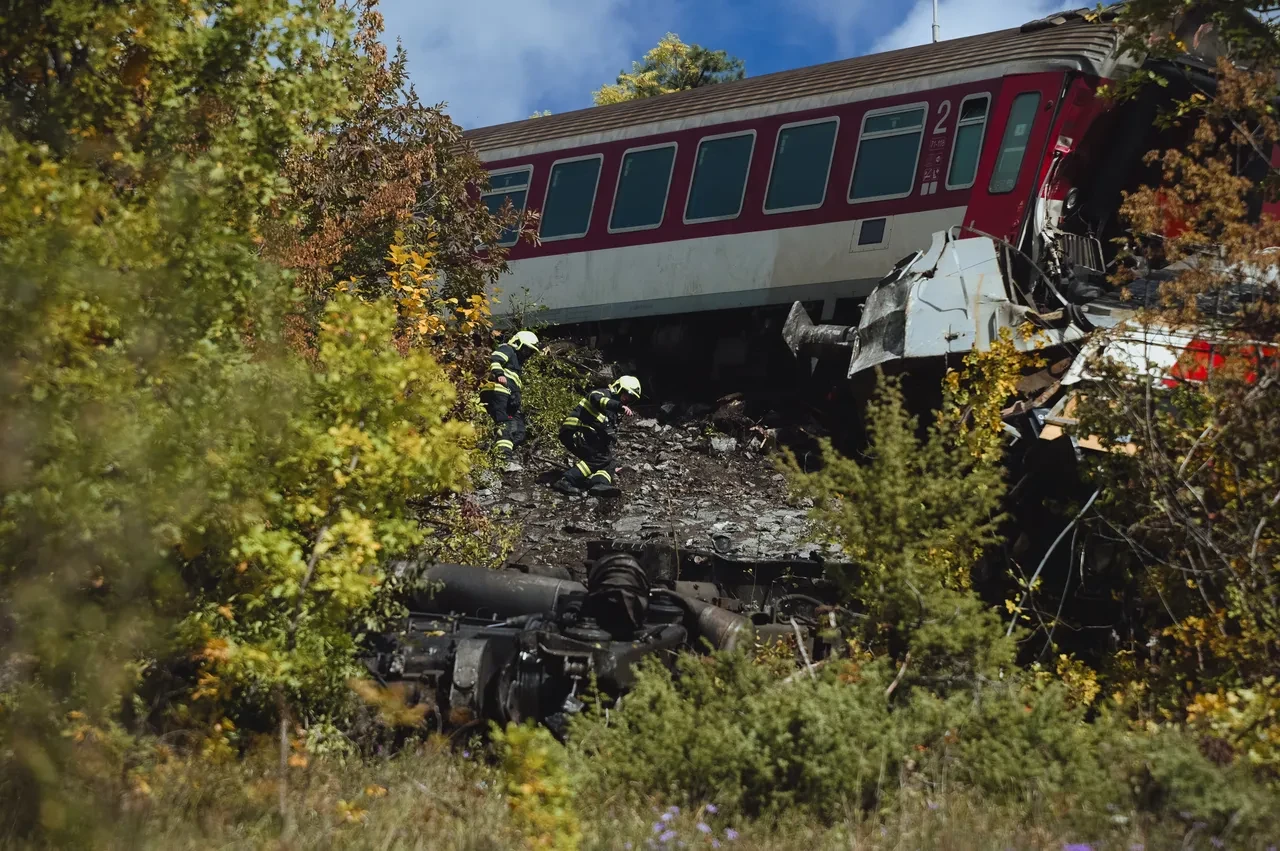 İki hızlı tren ray kesişiminde çarpıştı! Slovakya'da korkutan kaza