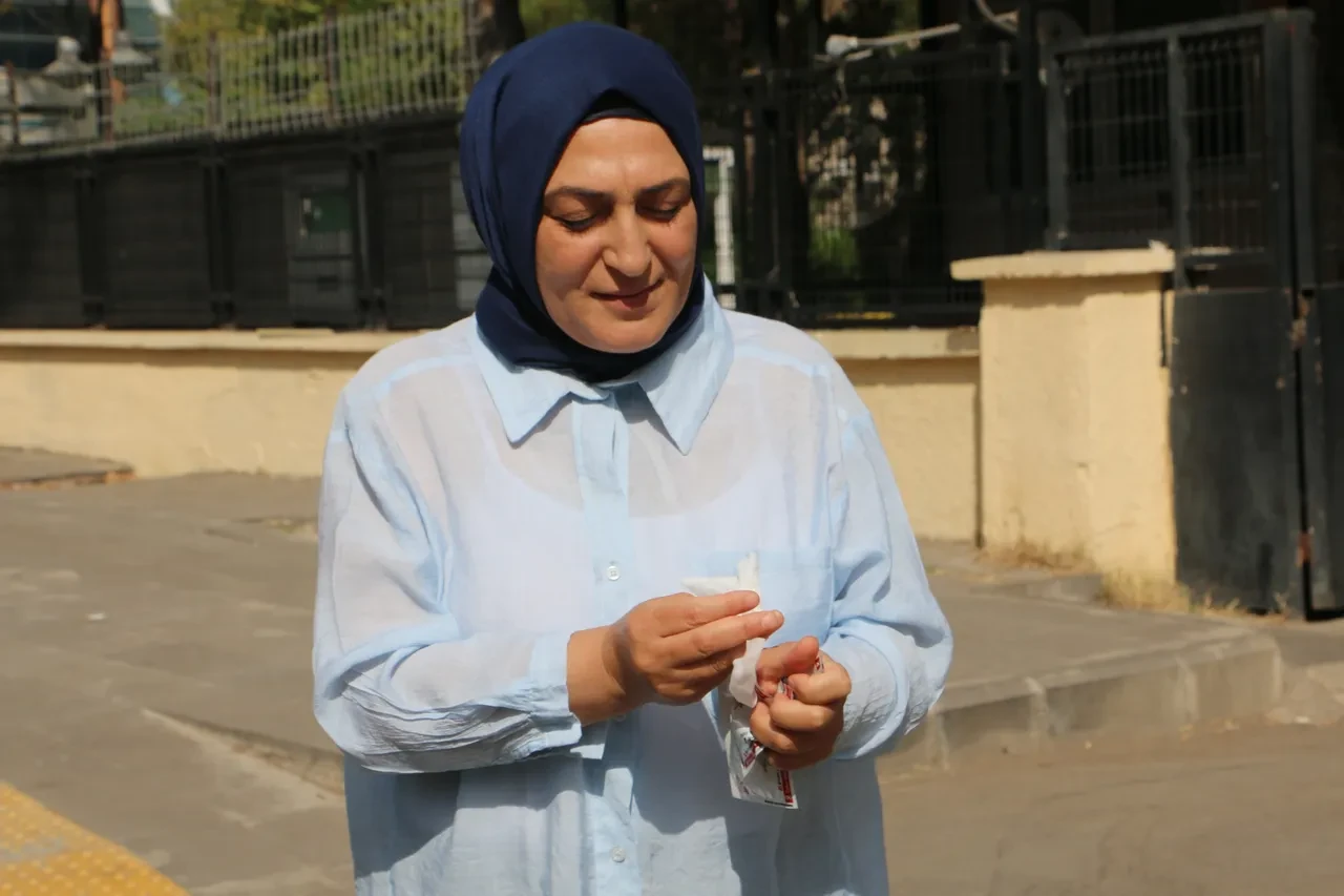 Islak mendil kullandı, hem ceza yazıldı hem de ehliyetine el konuldu! 'Kamera şakası sandım'