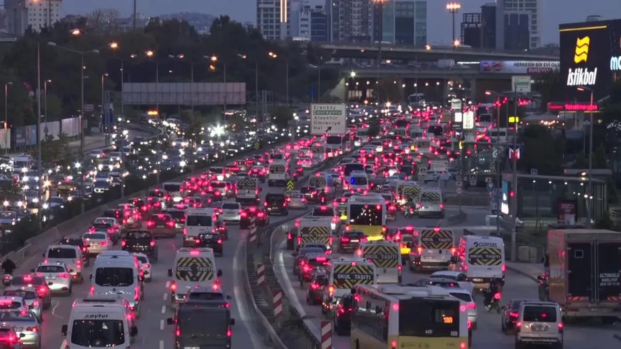 İstanbul'da trafik çilesi! Haftanın ilk gününde kilit oldu