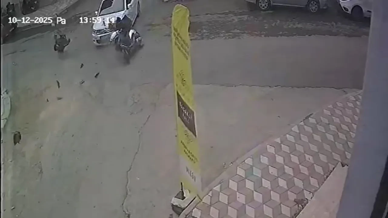 Motosiklet sürücüsü takla attı: Kaza anbean kameraya yansıdı 