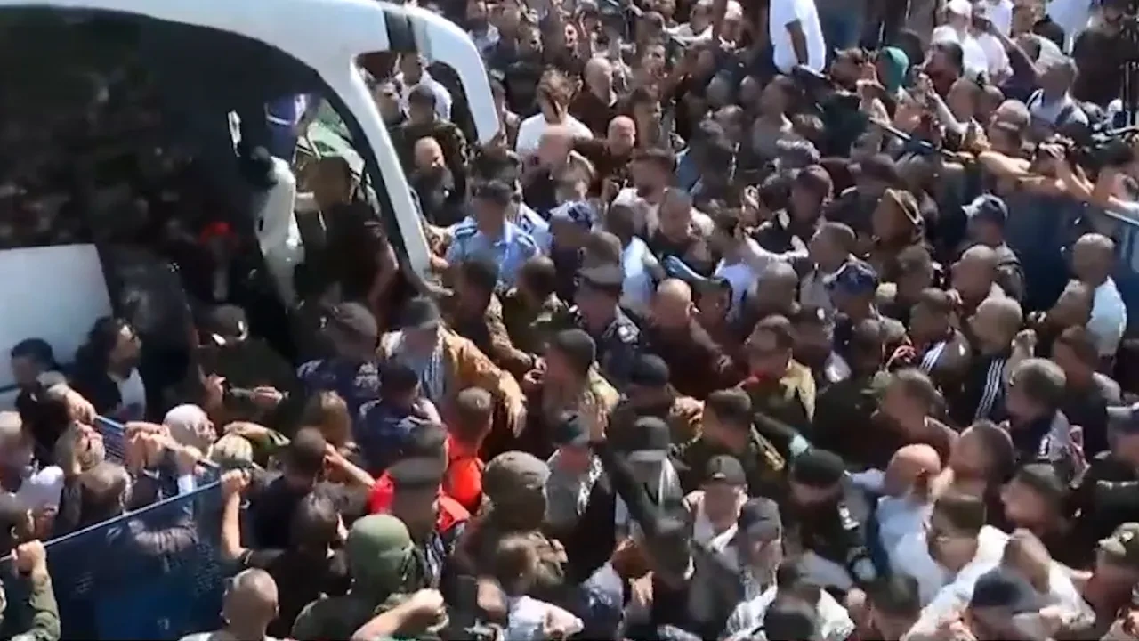 Serbest bırakılan Filistinliler Batı Şeria'da büyük coşku ile karşılandı! 