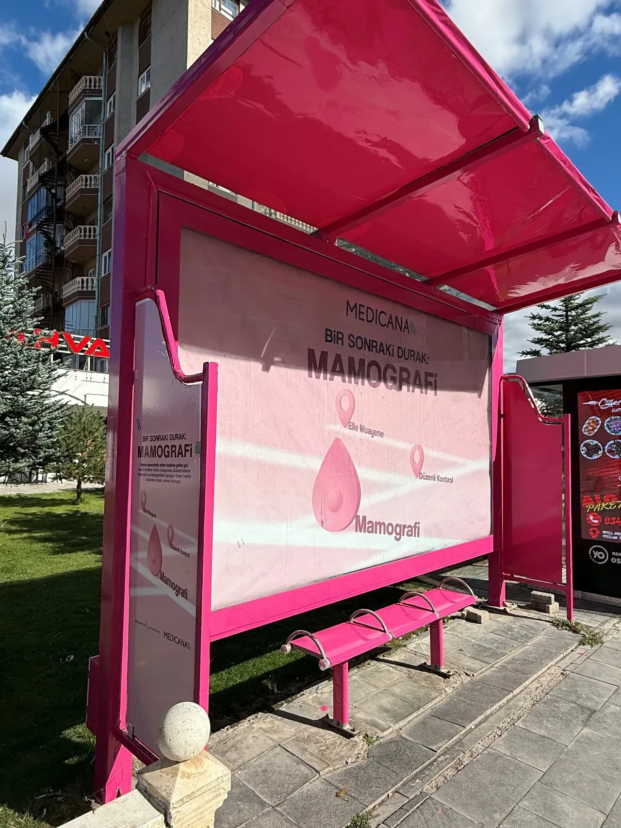 Sivas'ta farkındalık durağı! Pembe durak meme kanseri bilincini aşılıyor