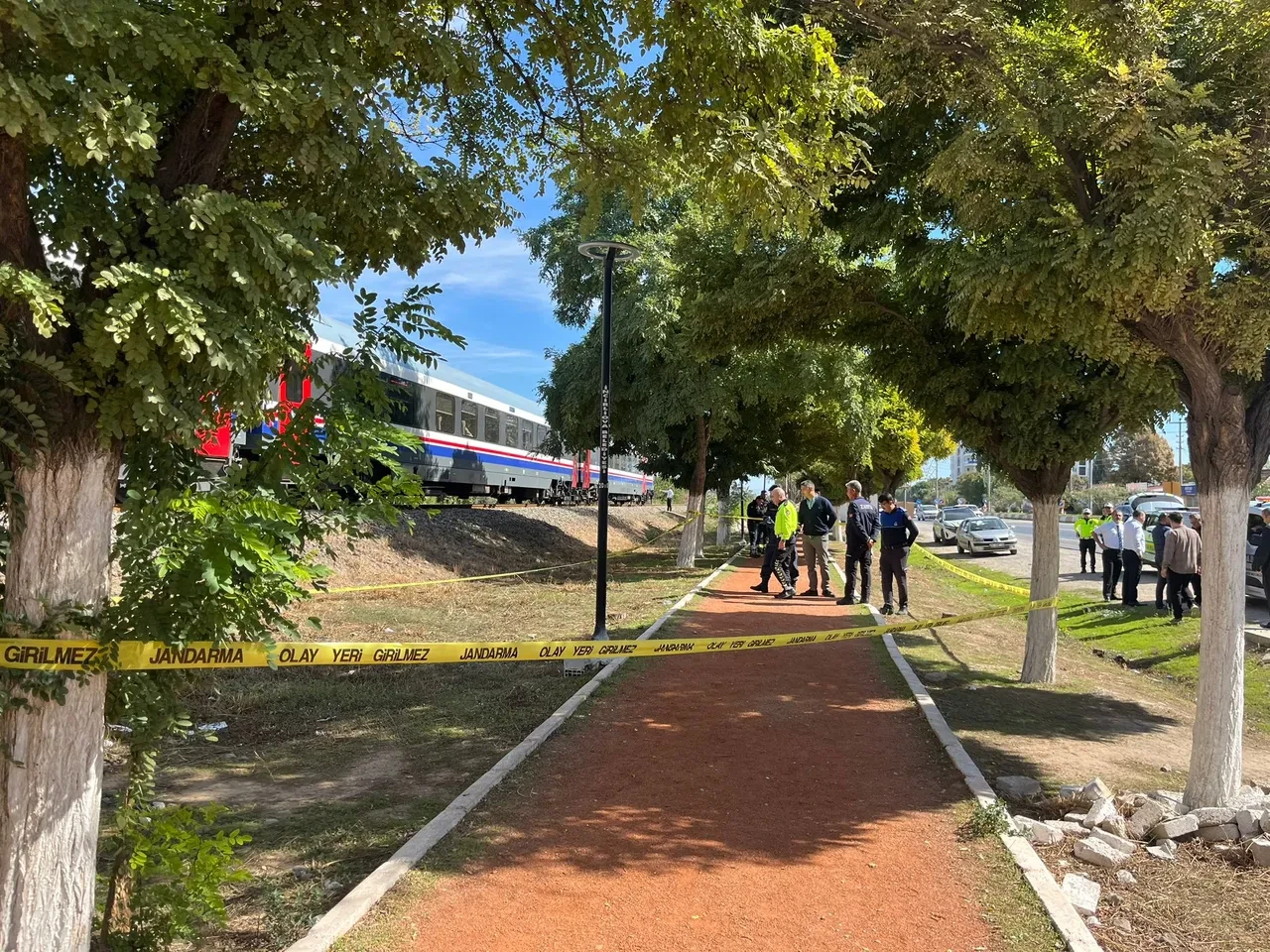 Torununu kurtarmak için trenin önüne atladı! 