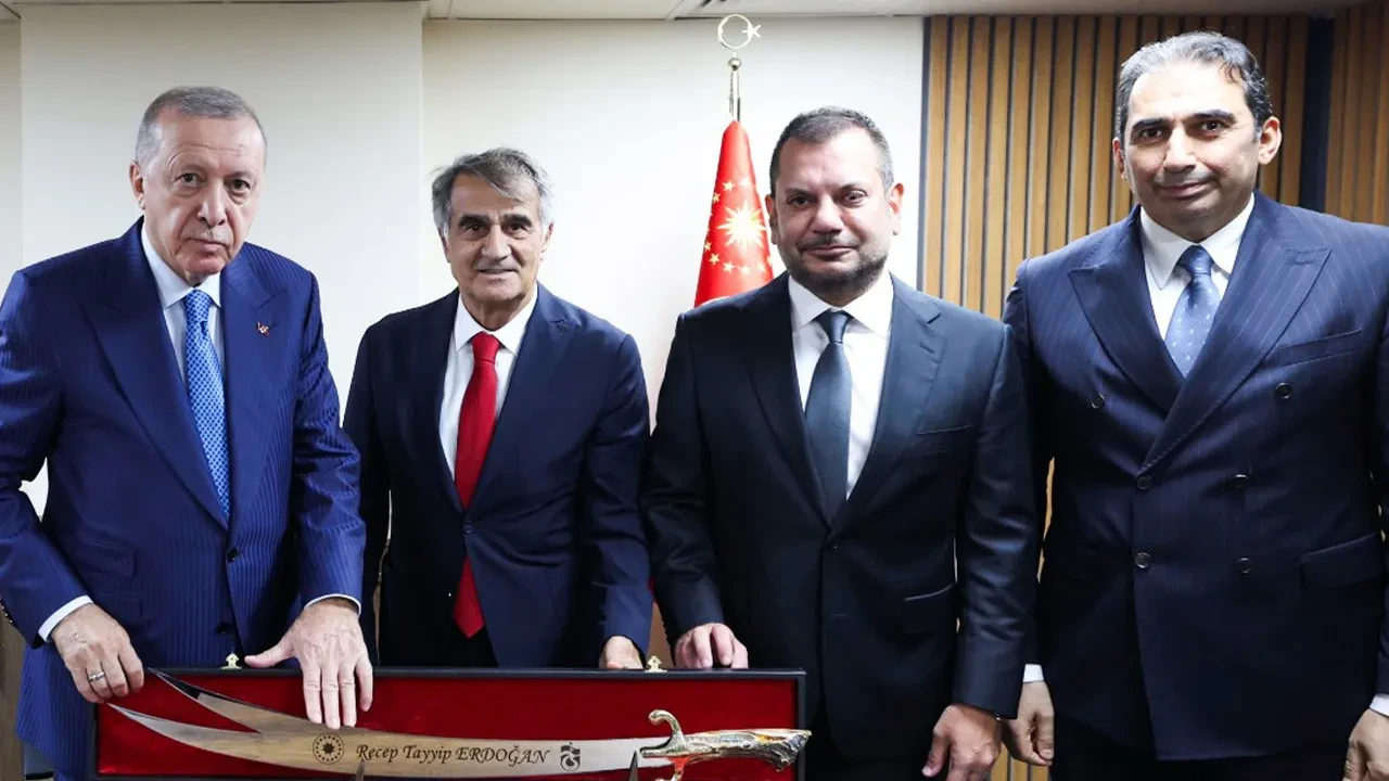 /spor/trabzonspor-cumhurbaskani-erdogana-surmene-kilici-hediye-etti-3255858