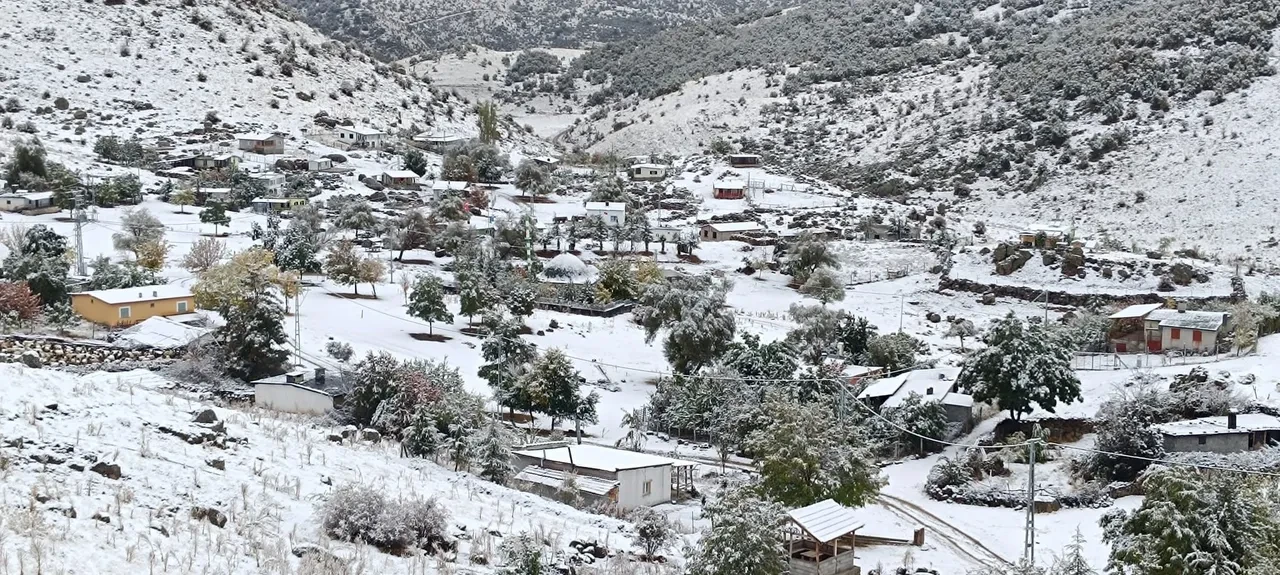 Türkiye'ye kış çok erken geldi! Birçok il güne kar yağışı ile uyandı: İşte o görüntüler 