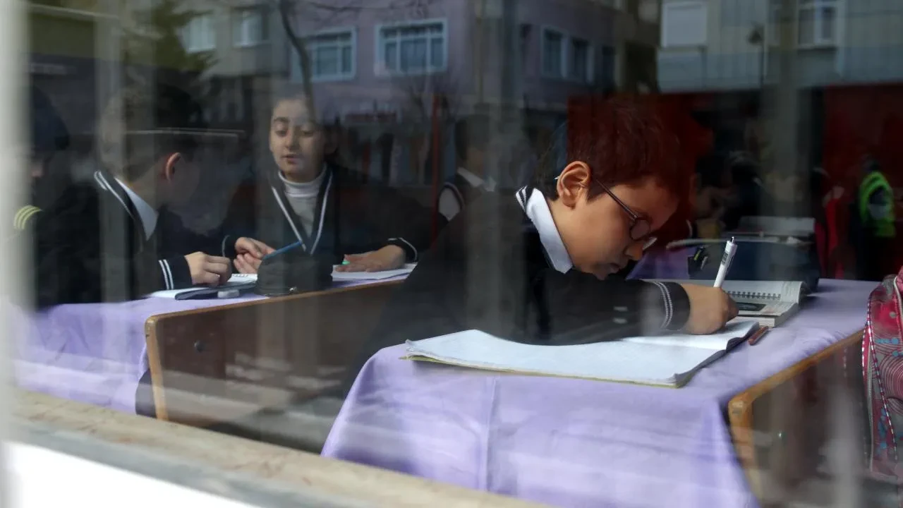 Veliler de öğrenciler de memnun! MEB'in okul kıyafeti kararı yüzleri güldürdü