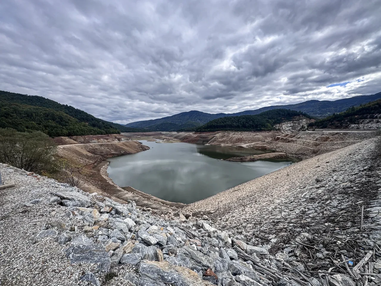 Yürekleri sızlatan görüntüler! Sağanak yağmura rağmen su seviyesi düştü