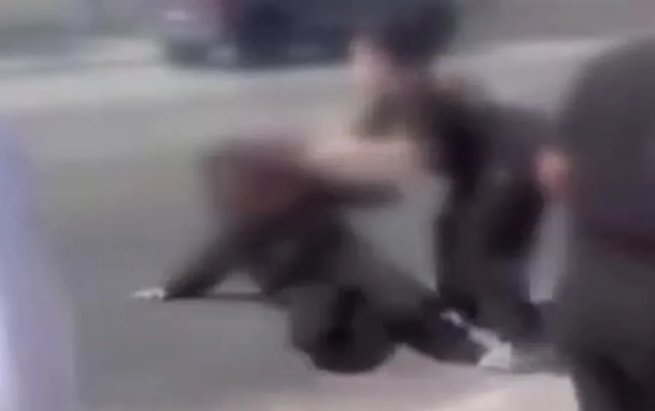 Akran zorbalığı dehşeti: 14 yaşındaki kızı saçlarından sürüklediler