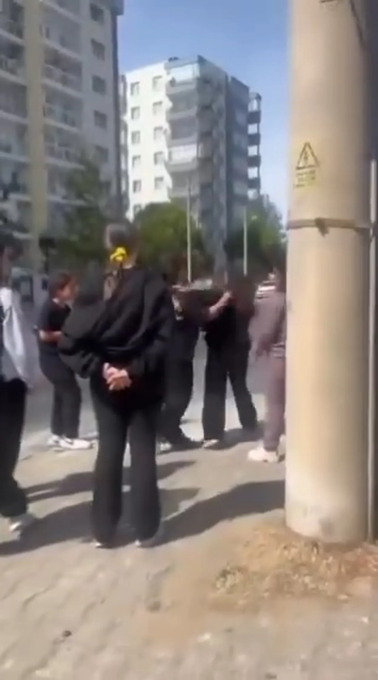 Akran zorbalığı dehşeti: 14 yaşındaki kızı saçlarından sürüklediler