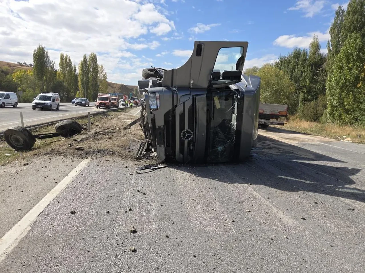 Ankara’da karşı şeride tır otomobile çarptı: 2’si ağır 4 yaralı