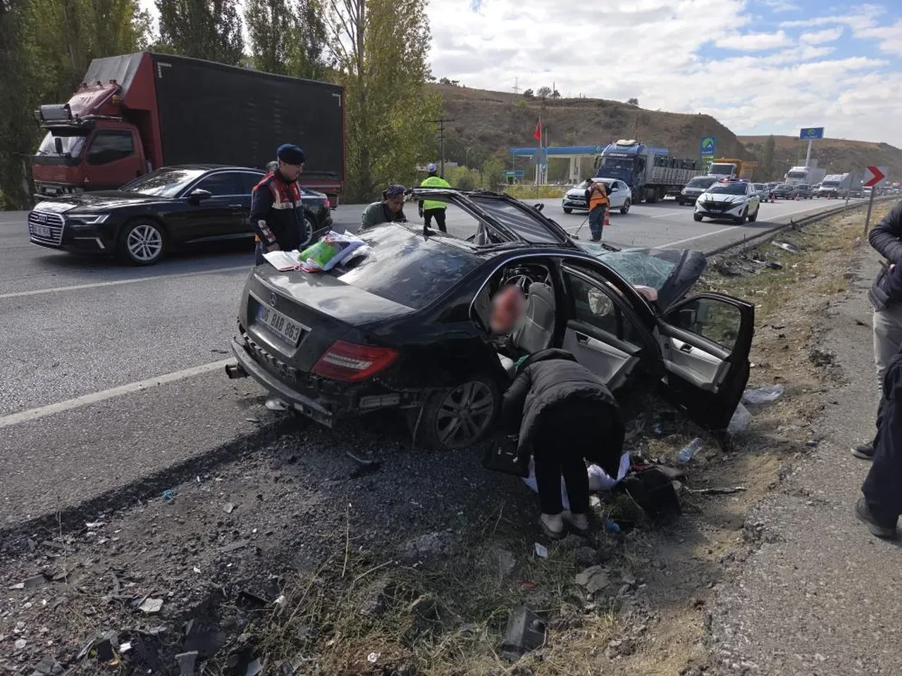 Ankara’da karşı şeride tır otomobile çarptı: 2’si ağır 4 yaralı