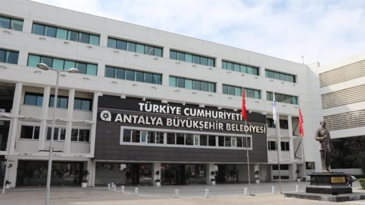 Antalya Büyükşehir Belediyesi'ne operasyon: 6 gözaltı