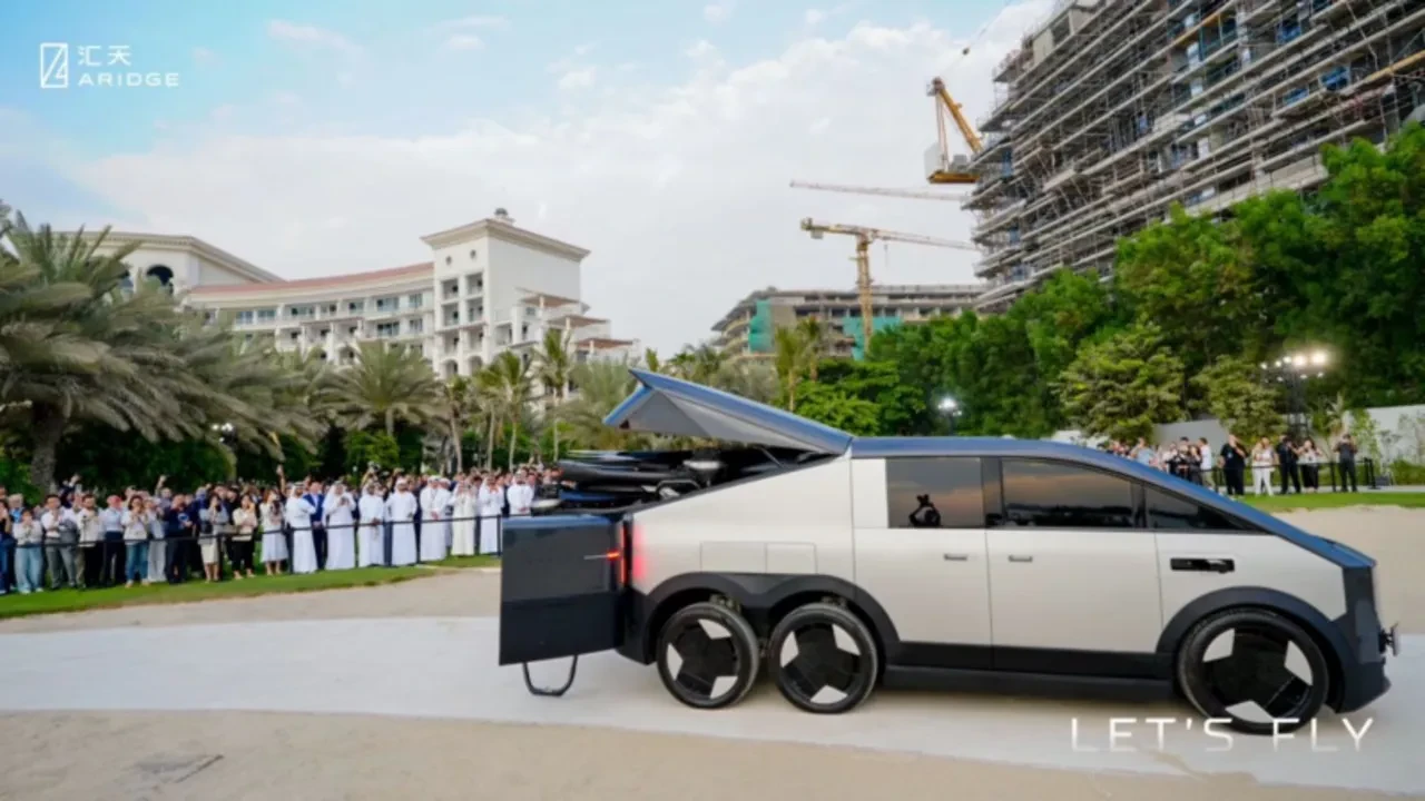 Bagajında uçan araç taşıyan otomobil tanıtıldı