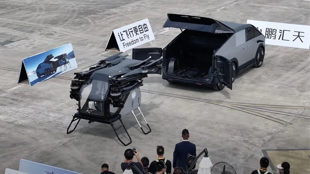 Bagajında uçan araç taşıyan otomobil tanıtıldı